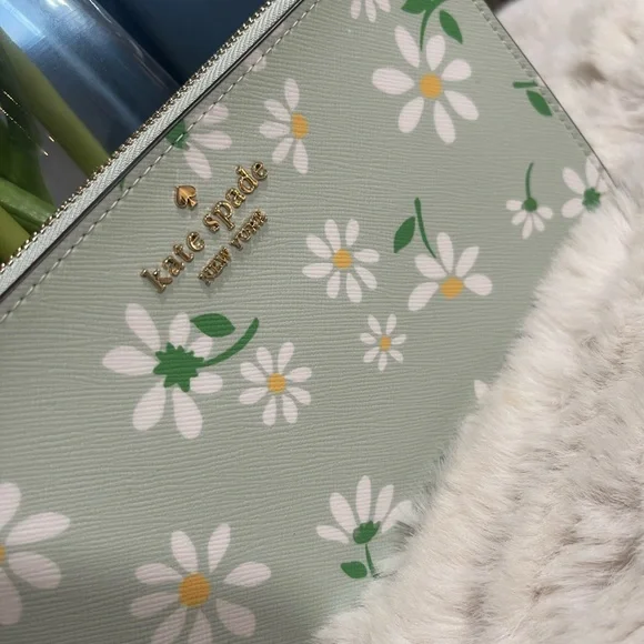 Kate Spade Lucy Day Tripper Daisy Medium L-Zip Wristlet - Picture 7 of 10